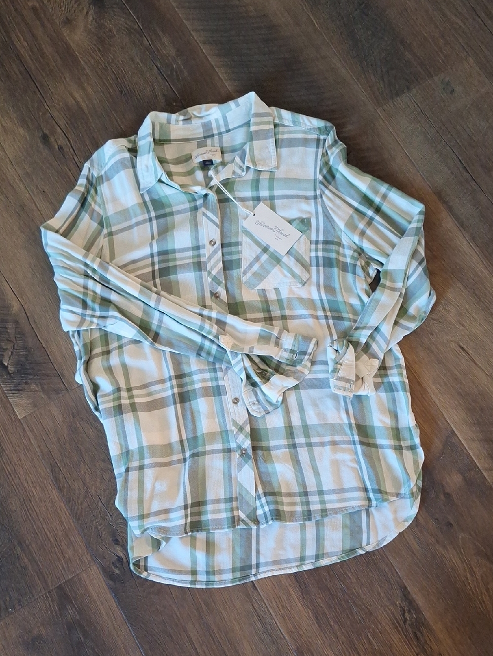NWT Universal Thread Green and White Plaid Button-Front Shirt in Large
